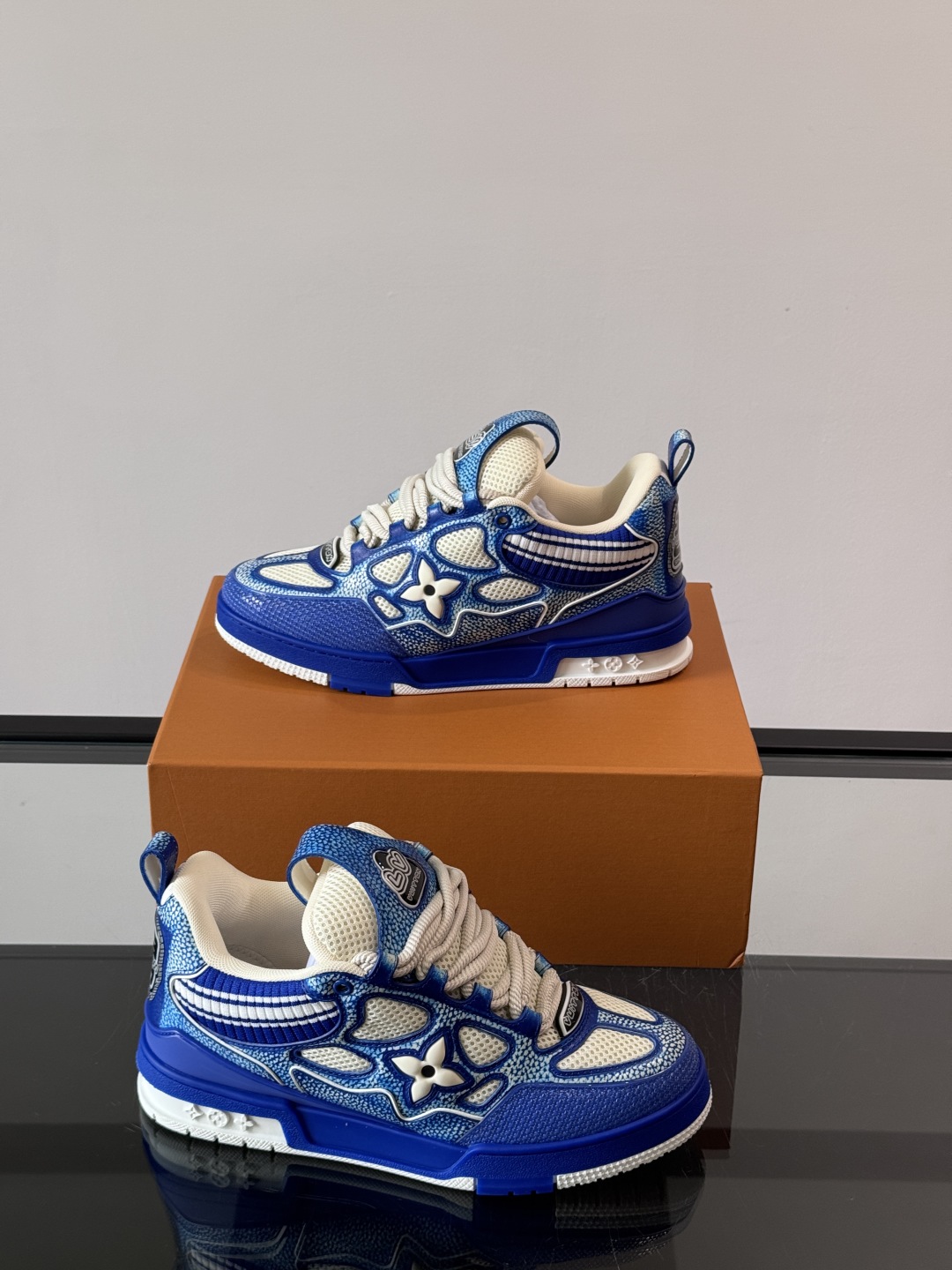 L家Skate ss25运动鞋👟采用复古风格的 calfleather材质，其独特的针织领设计灵感源自运