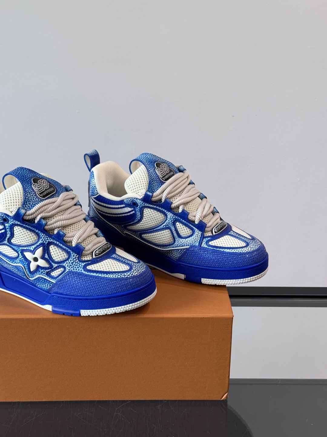 L家Skate ss25运动鞋👟采用复古风格的 calfleather材质，其独特的针织领设计灵感源自运