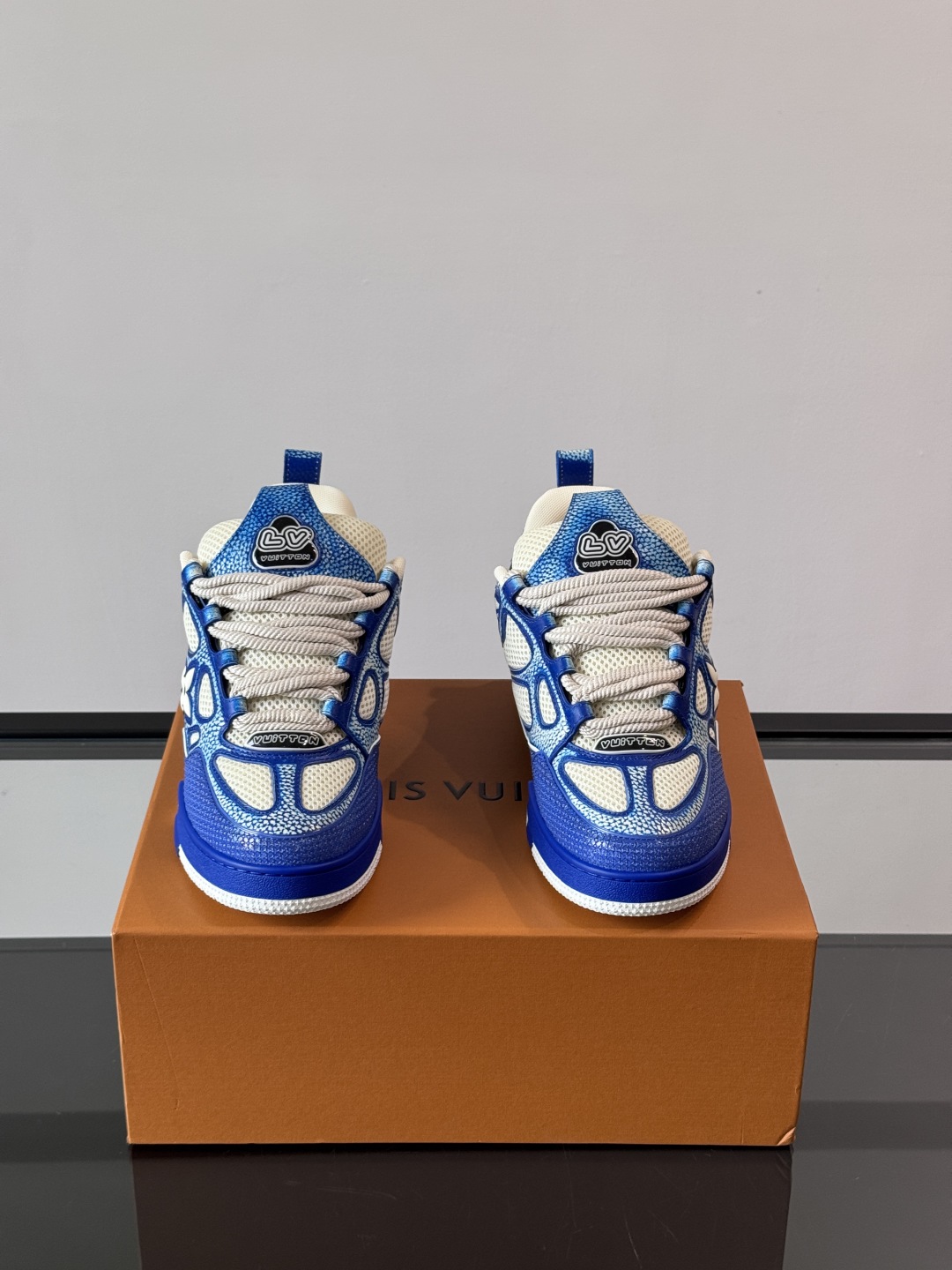 L家Skate ss25运动鞋👟采用复古风格的 calfleather材质，其独特的针织领设计灵感源自运