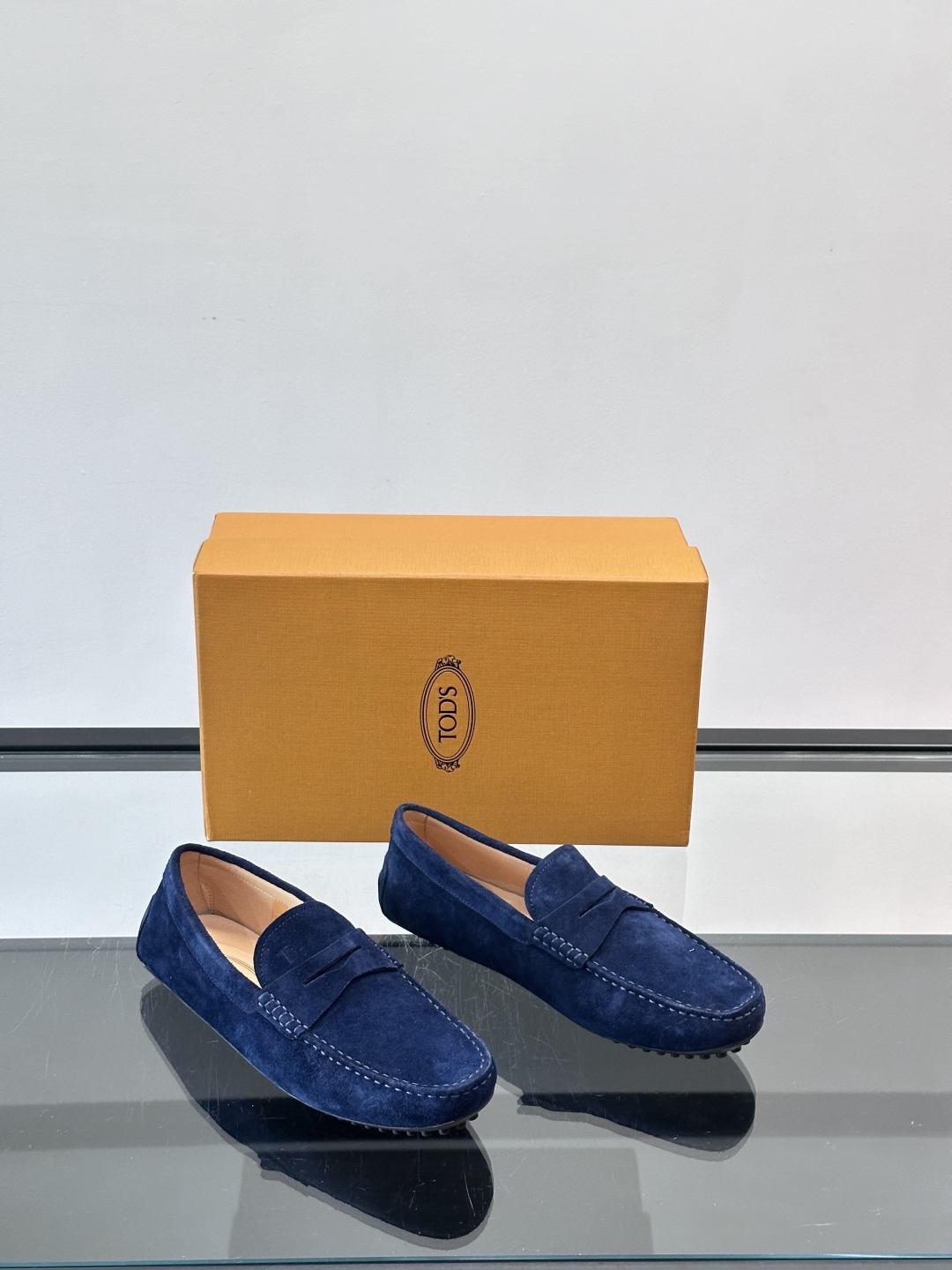  TOD’S/托德斯新款男士乐福休闲鞋，这款豆豆鞋选用头层牛皮制成，橡胶豆豆尽显品牌元素，轻松提升日常造
