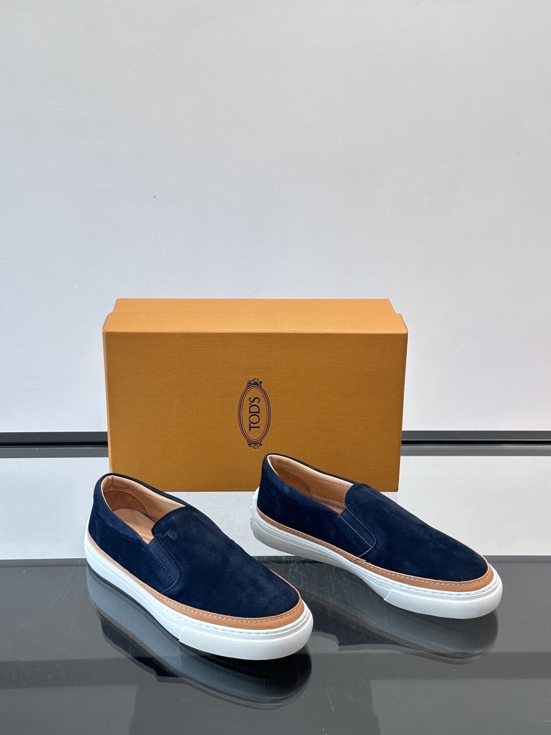  TOD’S/托德斯新款男士乐福休闲鞋，这款鞋选用翻毛皮制成，橡胶大底尽显品牌元素，轻松提升日常造型。原