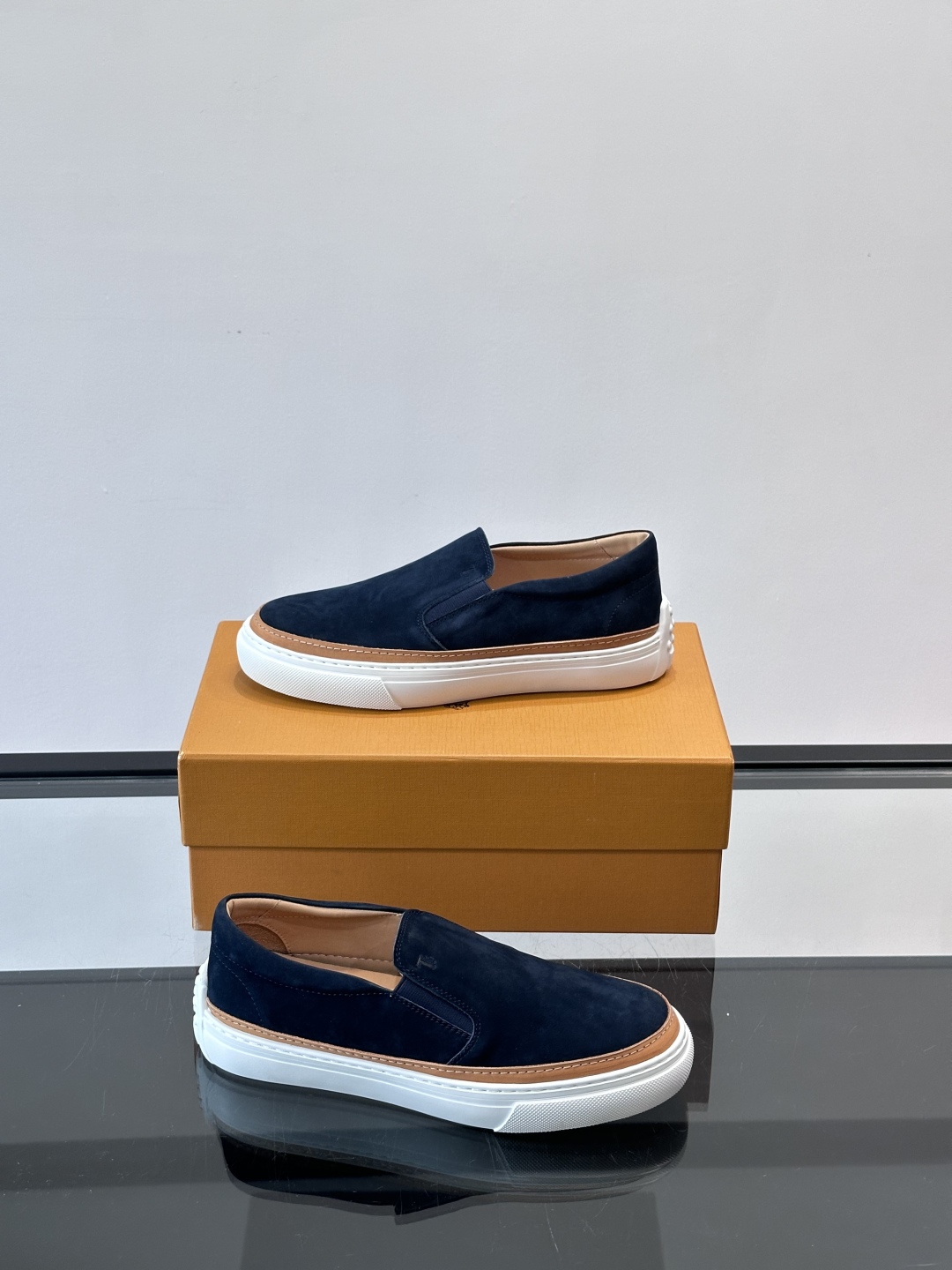  TOD’S/托德斯新款男士乐福休闲鞋，这款鞋选用翻毛皮制成，橡胶大底尽显品牌元素，轻松提升日常造型。原