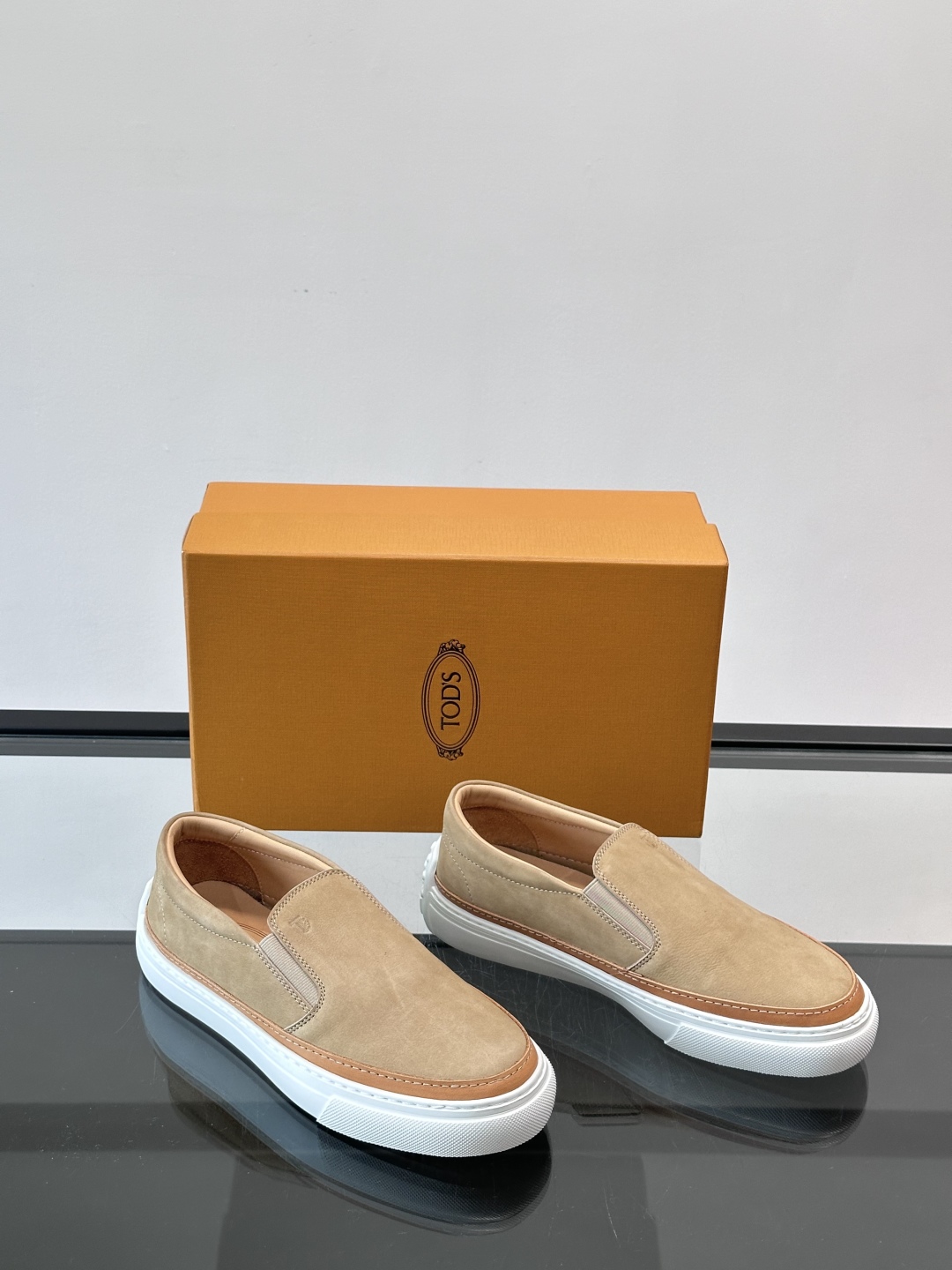  TOD’S/托德斯新款男士乐福休闲鞋，这款鞋选用翻毛皮制成，橡胶大底尽显品牌元素，轻松提升日常造型。原