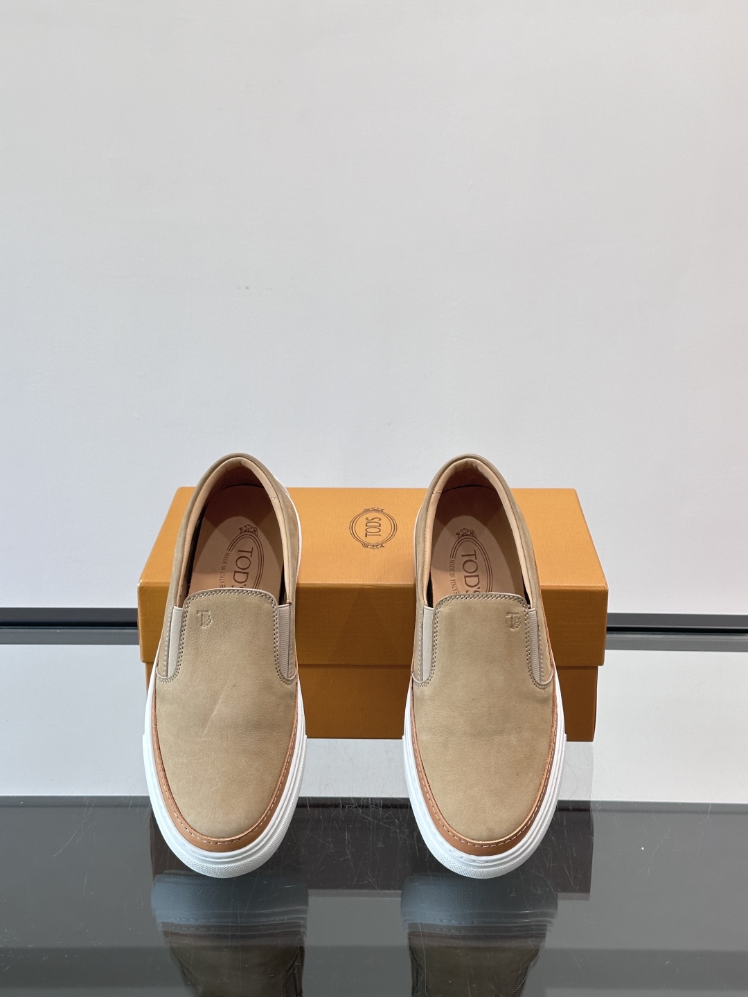  TOD’S/托德斯新款男士乐福休闲鞋，这款鞋选用翻毛皮制成，橡胶大底尽显品牌元素，轻松提升日常造型。原