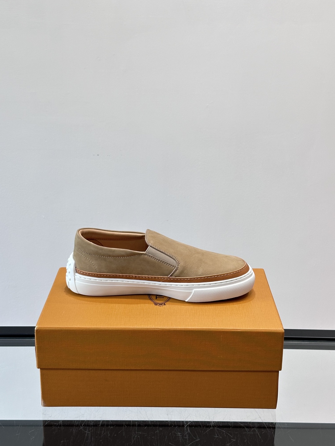  TOD’S/托德斯新款男士乐福休闲鞋，这款鞋选用翻毛皮制成，橡胶大底尽显品牌元素，轻松提升日常造型。原