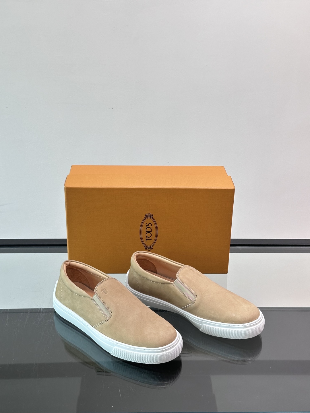  TOD’S/托德斯新款男士乐福休闲鞋，这款鞋选用翻毛皮制成，橡胶大底尽显品牌元素，轻松提升日常造型。原