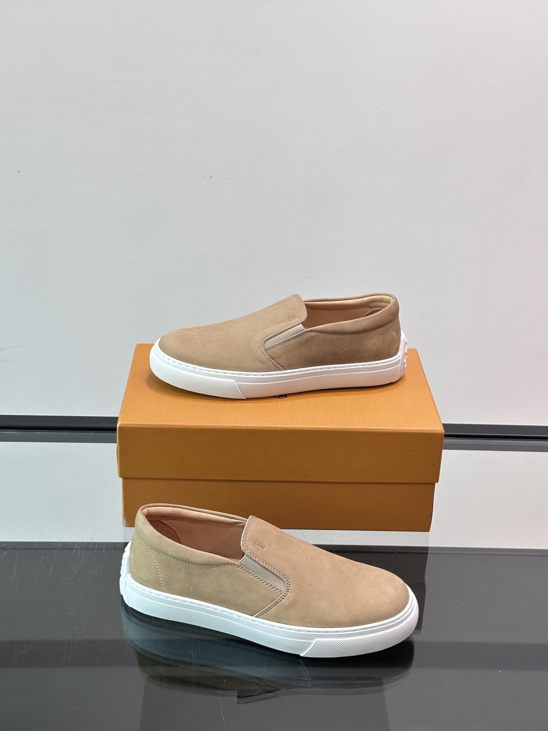  TOD’S/托德斯新款男士乐福休闲鞋，这款鞋选用翻毛皮制成，橡胶大底尽显品牌元素，轻松提升日常造型。原