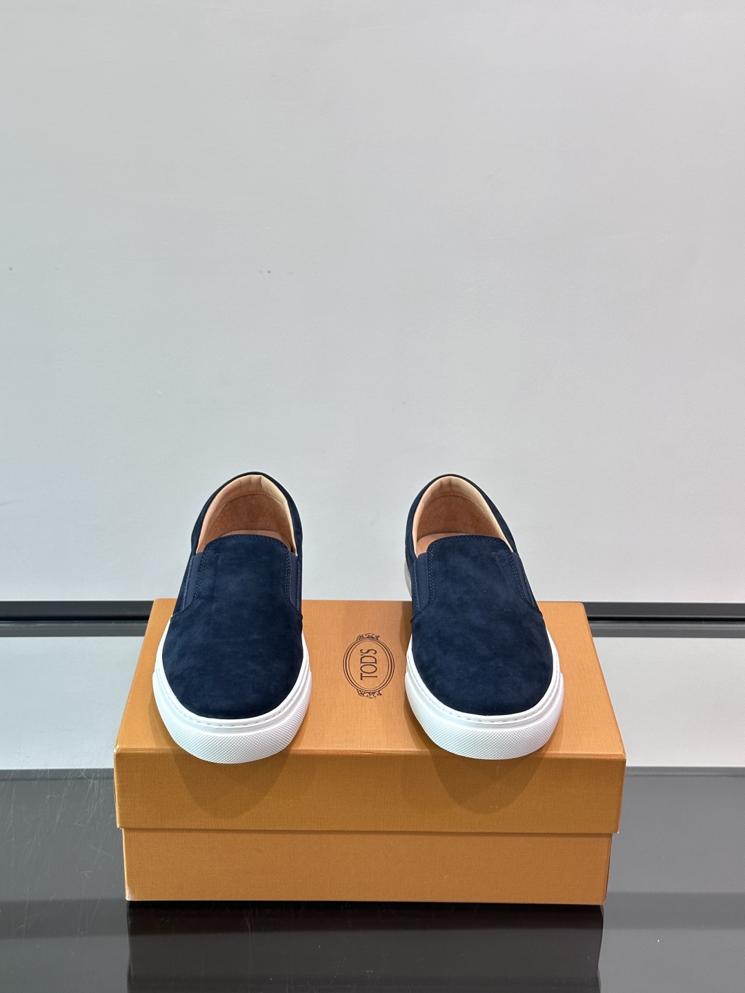  TOD’S/托德斯新款男士乐福休闲鞋，这款鞋选用翻毛皮制成，橡胶大底尽显品牌元素，轻松提升日常造型。原