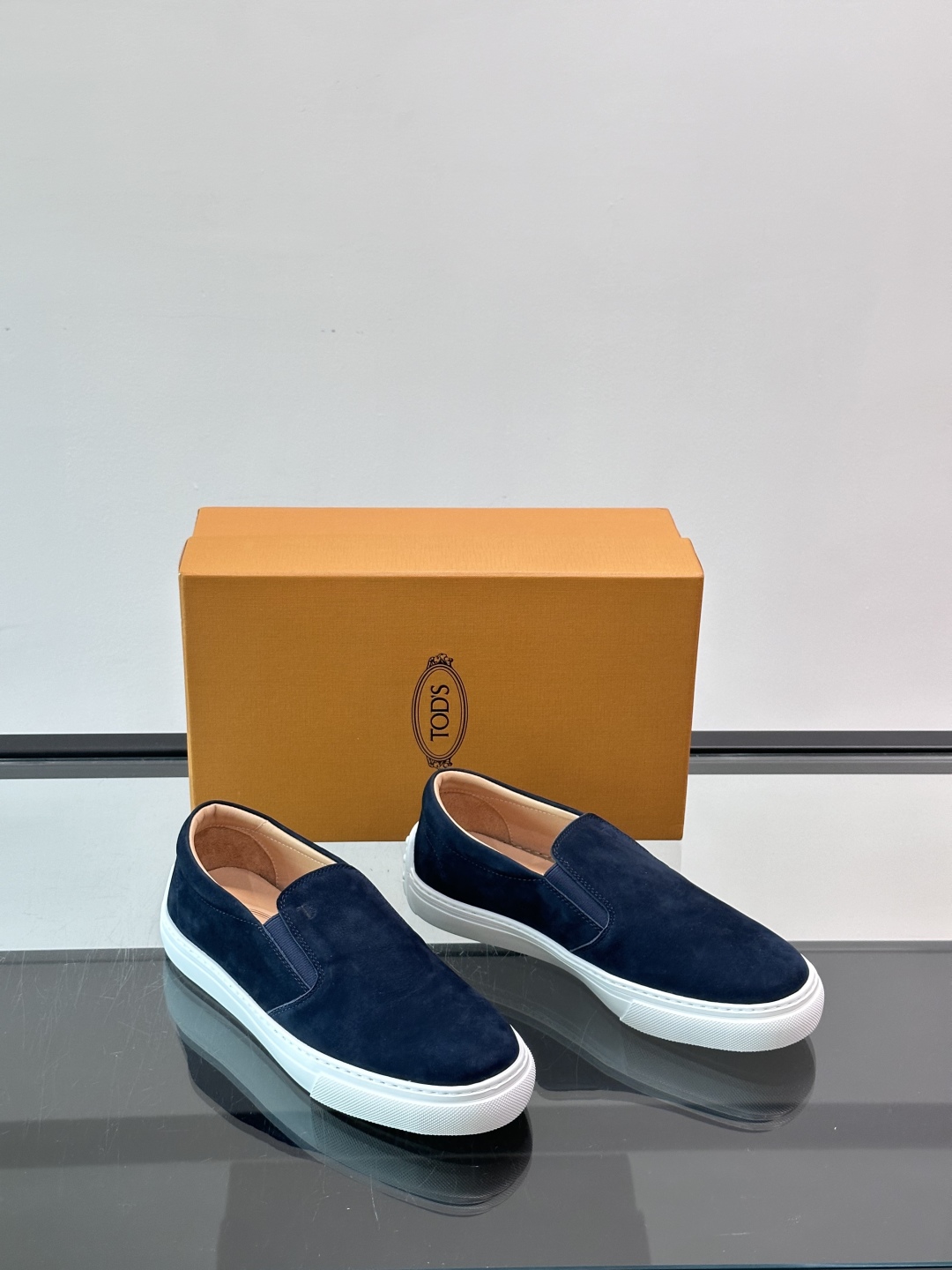  TOD’S/托德斯新款男士乐福休闲鞋，这款鞋选用翻毛皮制成，橡胶大底尽显品牌元素，轻松提升日常造型。原
