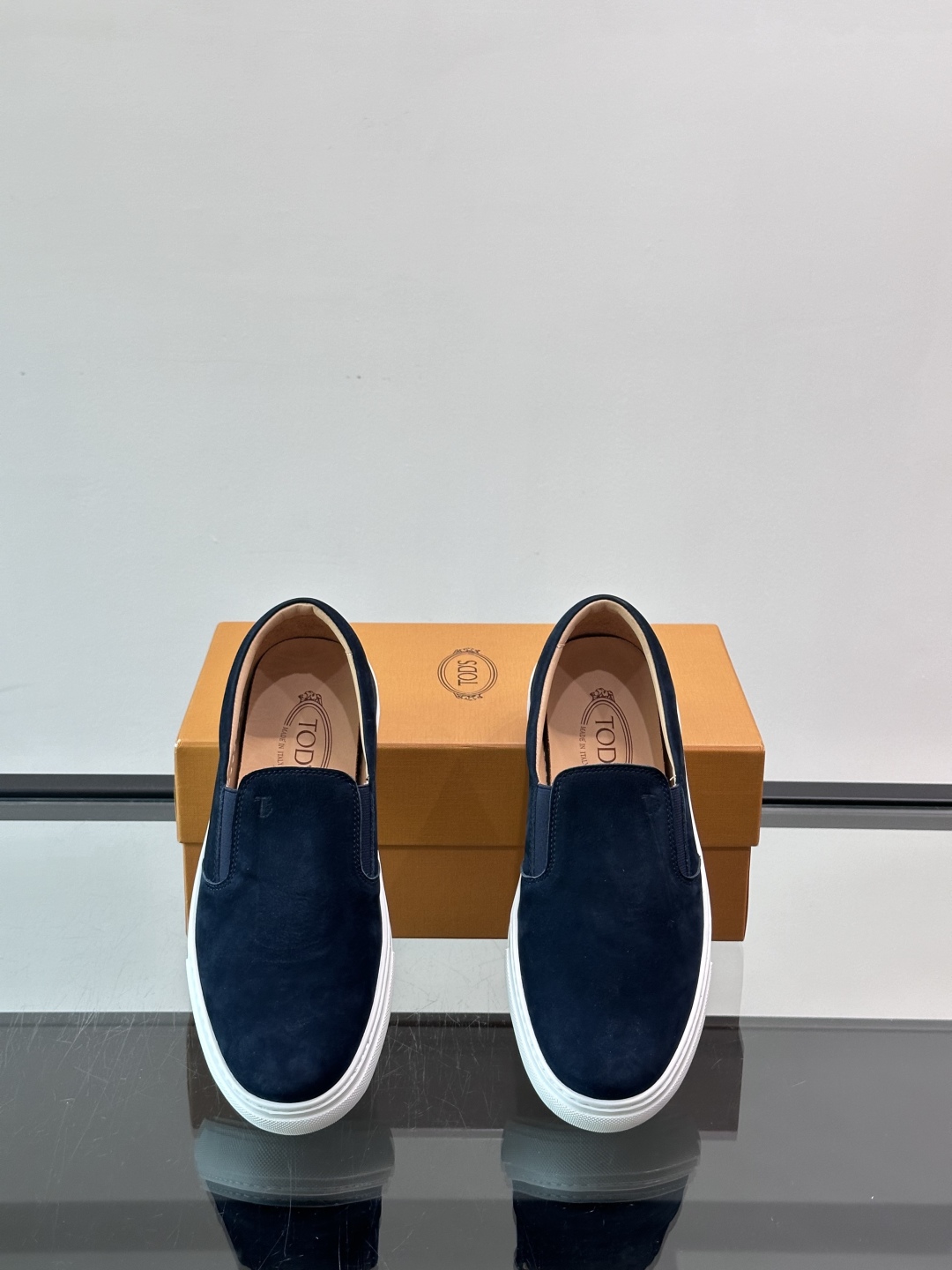  TOD’S/托德斯新款男士乐福休闲鞋，这款鞋选用翻毛皮制成，橡胶大底尽显品牌元素，轻松提升日常造型。原