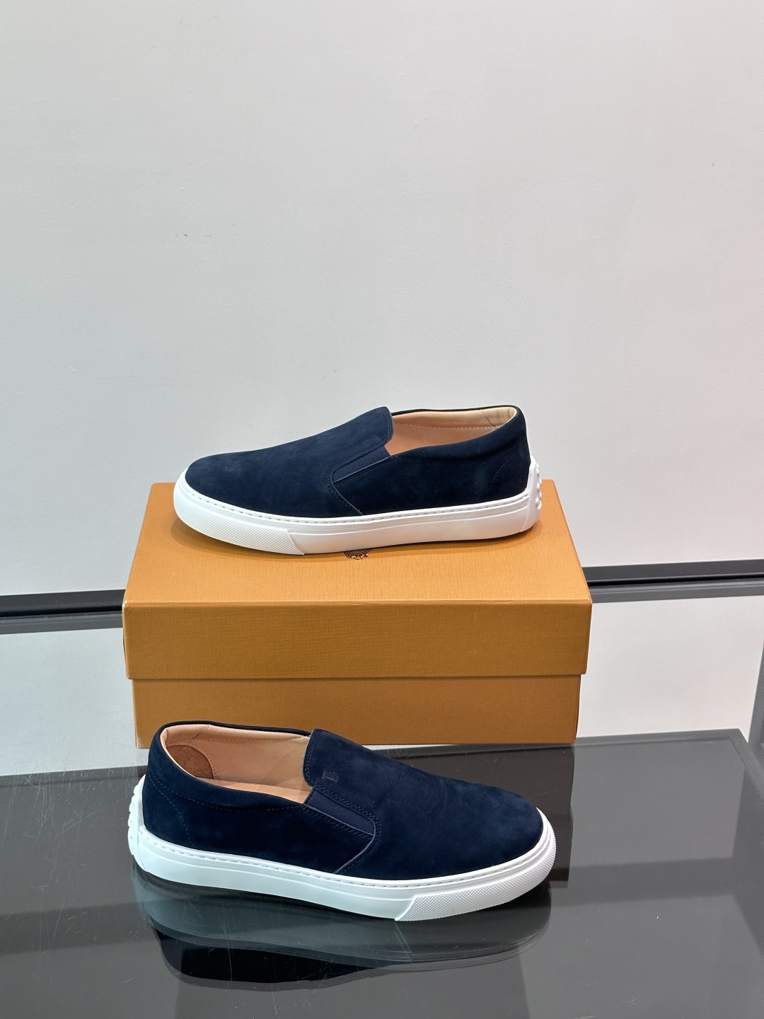  TOD’S/托德斯新款男士乐福休闲鞋，这款鞋选用翻毛皮制成，橡胶大底尽显品牌元素，轻松提升日常造型。原