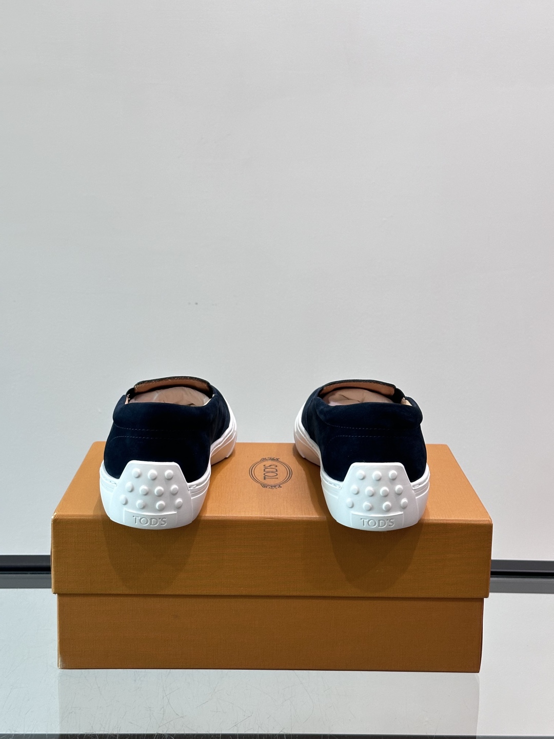  TOD’S/托德斯新款男士乐福休闲鞋，这款鞋选用翻毛皮制成，橡胶大底尽显品牌元素，轻松提升日常造型。原
