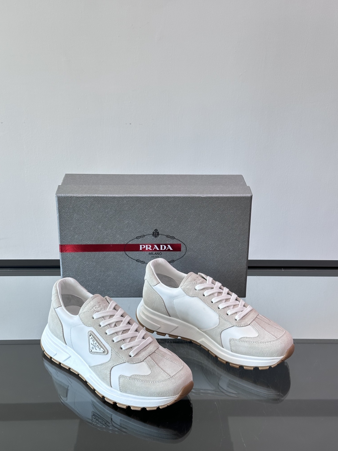 Prada/普拉达 男士新款运动休闲鞋，这款运动鞋鞋面采用进口小牛皮。外侧饰以P家经典金属三角珐琅徽标，