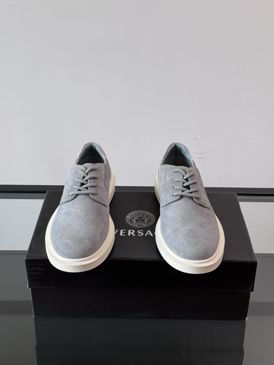VERSACE范思哲2025新款时尚休闲运动男鞋👞！进口麂皮革的材质不仅触感柔软，还散发着低调的魅力。内