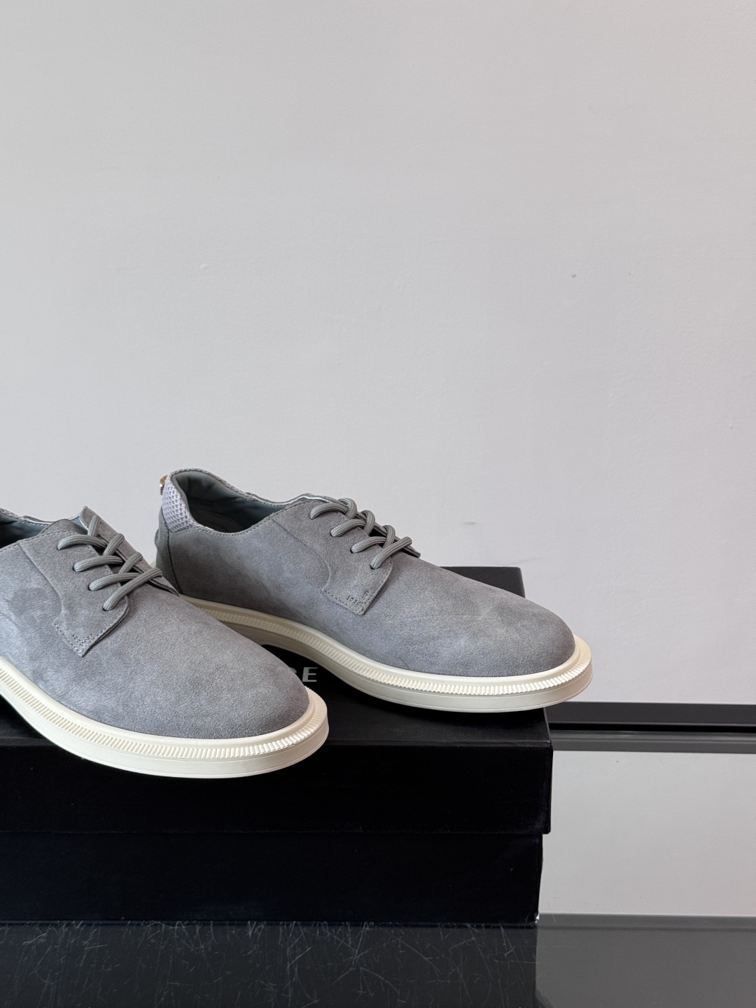 VERSACE范思哲2025新款时尚休闲运动男鞋👞！进口麂皮革的材质不仅触感柔软，还散发着低调的魅力。内