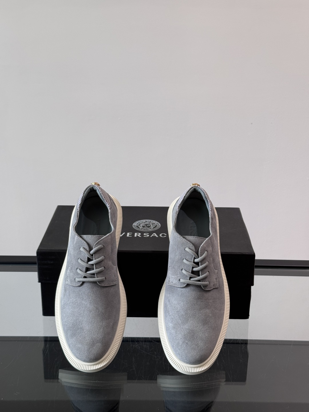VERSACE范思哲2025新款时尚休闲运动男鞋👞！进口麂皮革的材质不仅触感柔软，还散发着低调的魅力。内