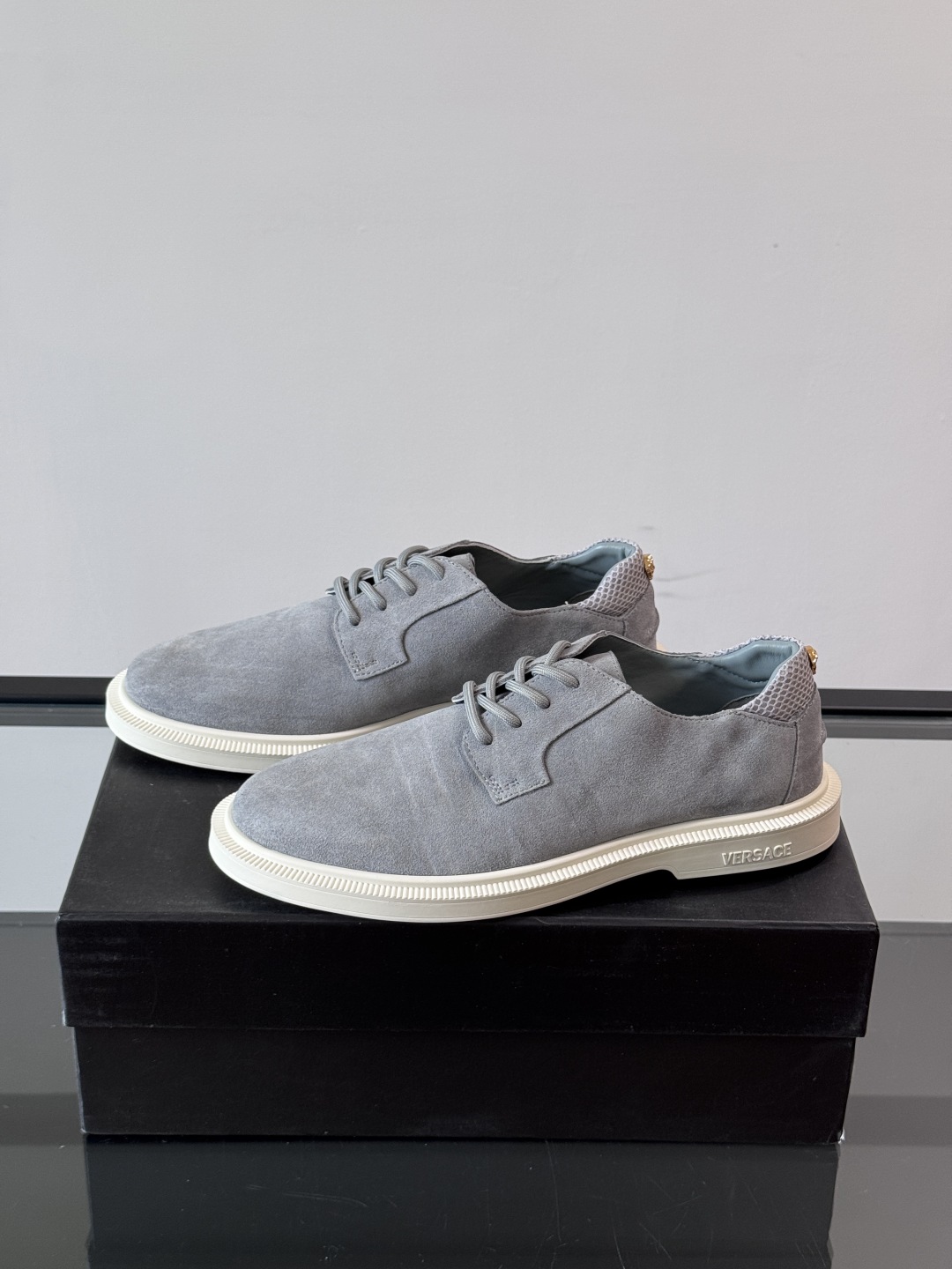 VERSACE范思哲2025新款时尚休闲运动男鞋👞！进口麂皮革的材质不仅触感柔软，还散发着低调的魅力。内