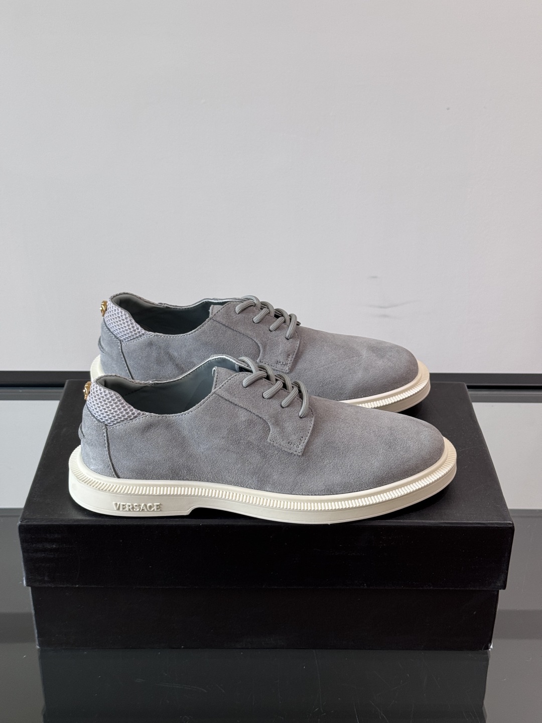 VERSACE范思哲2025新款时尚休闲运动男鞋👞！进口麂皮革的材质不仅触感柔软，还散发着低调的魅力。内
