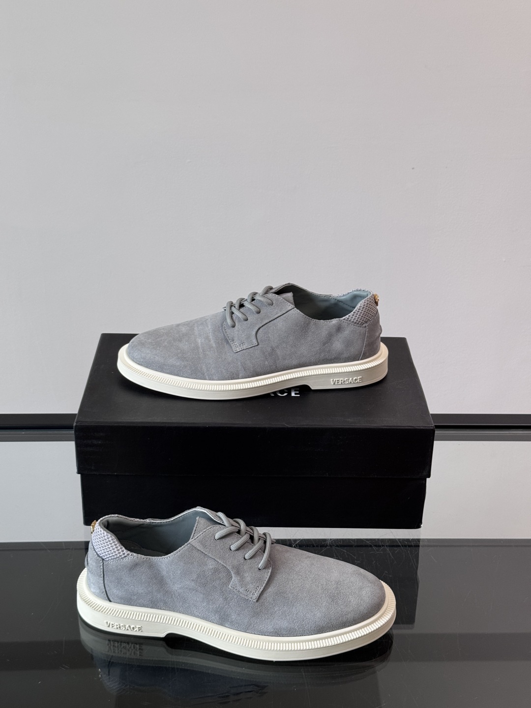 VERSACE范思哲2025新款时尚休闲运动男鞋👞！进口麂皮革的材质不仅触感柔软，还散发着低调的魅力。内
