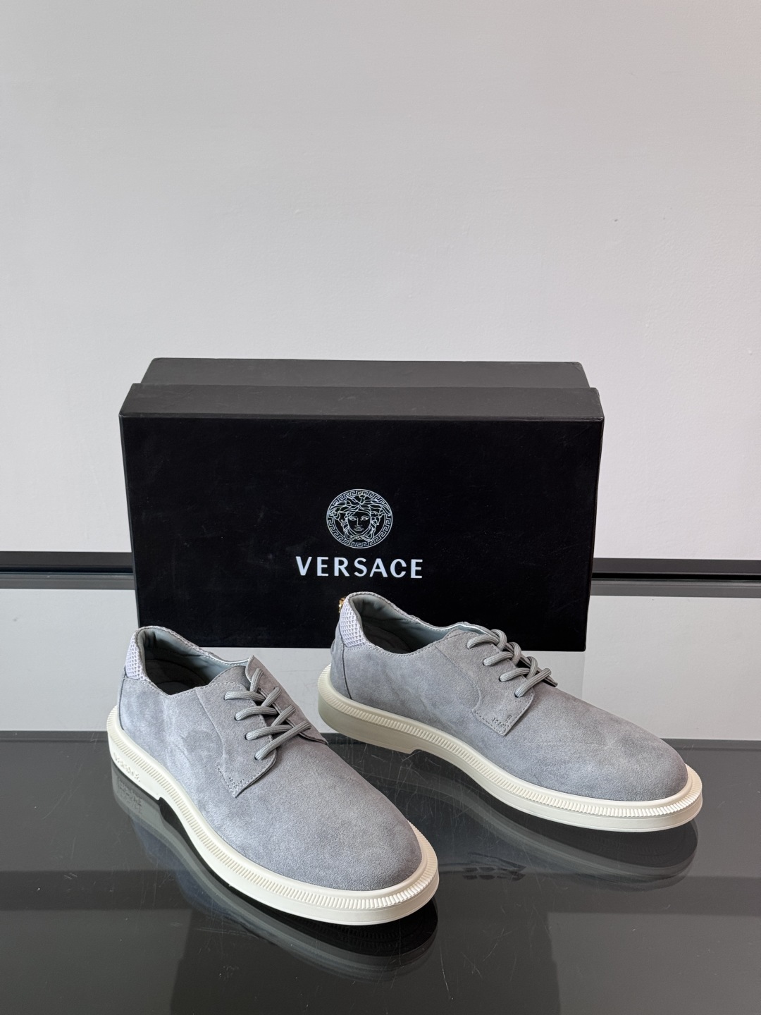 VERSACE范思哲2025新款时尚休闲运动男鞋👞！进口麂皮革的材质不仅触感柔软，还散发着低调的魅力。内