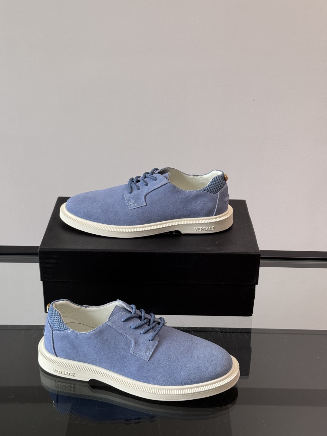 VERSACE范思哲2025新款时尚休闲运动男鞋👞！进口麂皮革的材质不仅触感柔软，还散发着低调的魅力。内