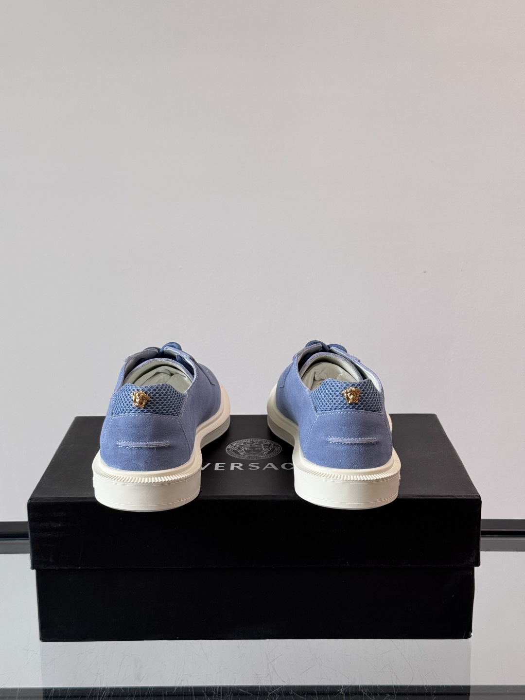 VERSACE范思哲2025新款时尚休闲运动男鞋👞！进口麂皮革的材质不仅触感柔软，还散发着低调的魅力。内