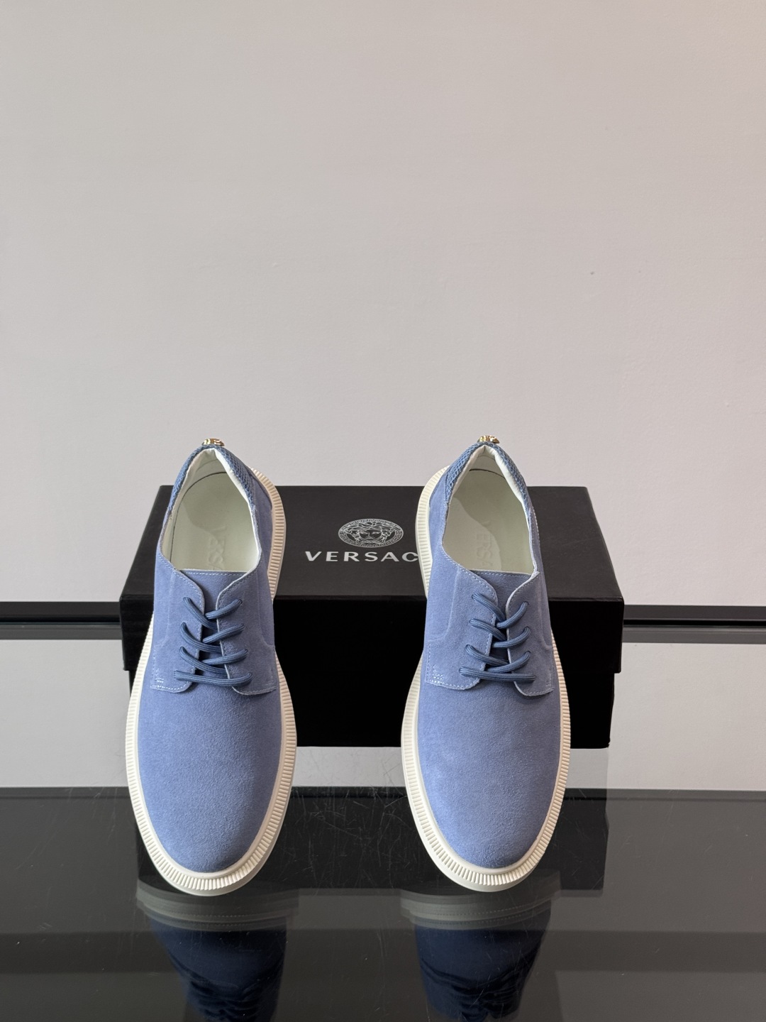 VERSACE范思哲2025新款时尚休闲运动男鞋👞！进口麂皮革的材质不仅触感柔软，还散发着低调的魅力。内