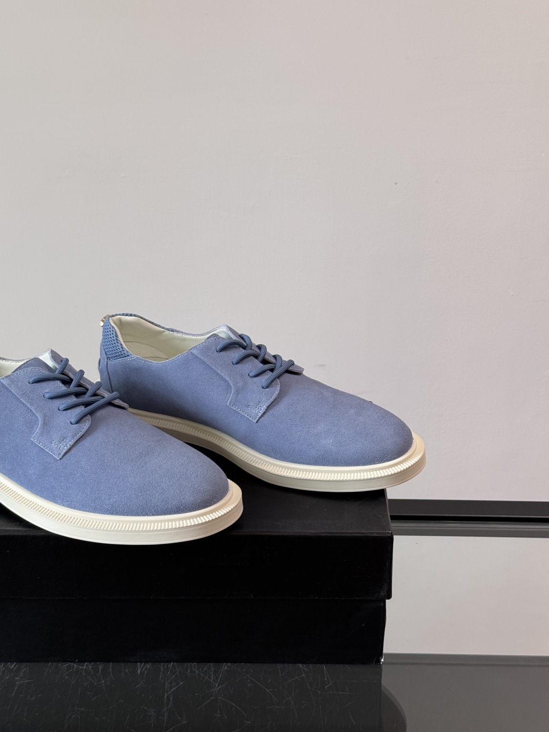 VERSACE范思哲2025新款时尚休闲运动男鞋👞！进口麂皮革的材质不仅触感柔软，还散发着低调的魅力。内