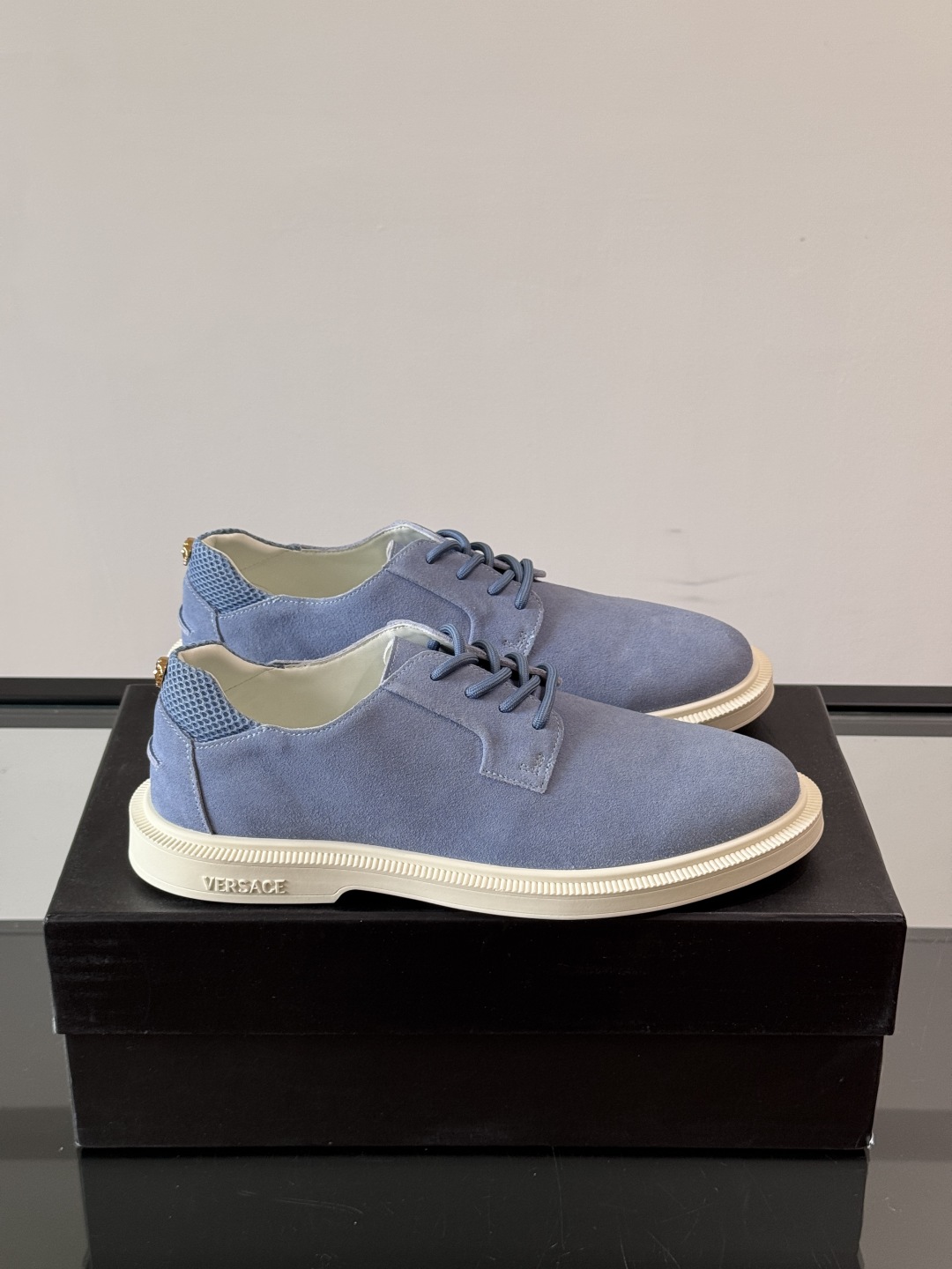 VERSACE范思哲2025新款时尚休闲运动男鞋👞！进口麂皮革的材质不仅触感柔软，还散发着低调的魅力。内