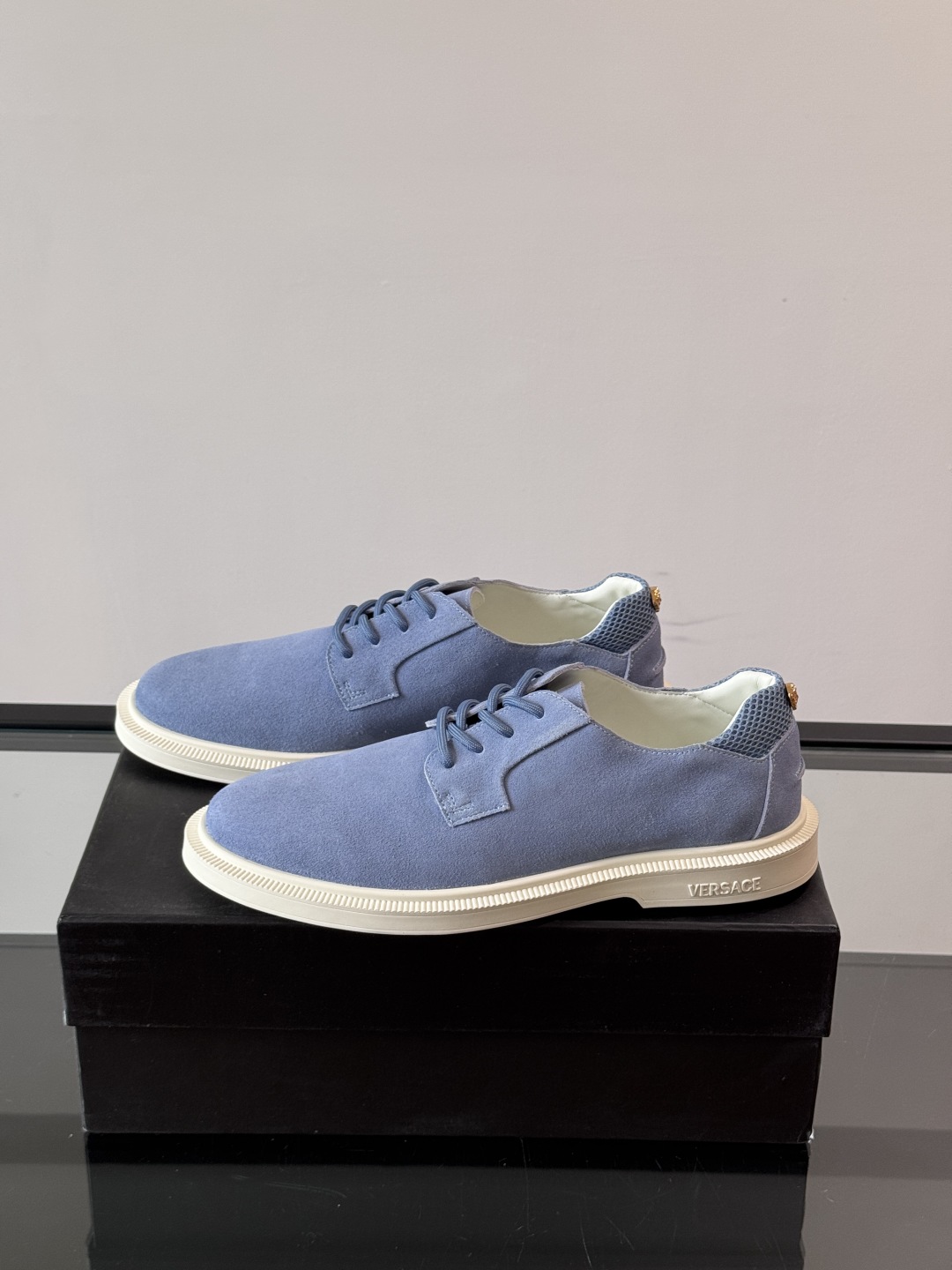 VERSACE范思哲2025新款时尚休闲运动男鞋👞！进口麂皮革的材质不仅触感柔软，还散发着低调的魅力。内
