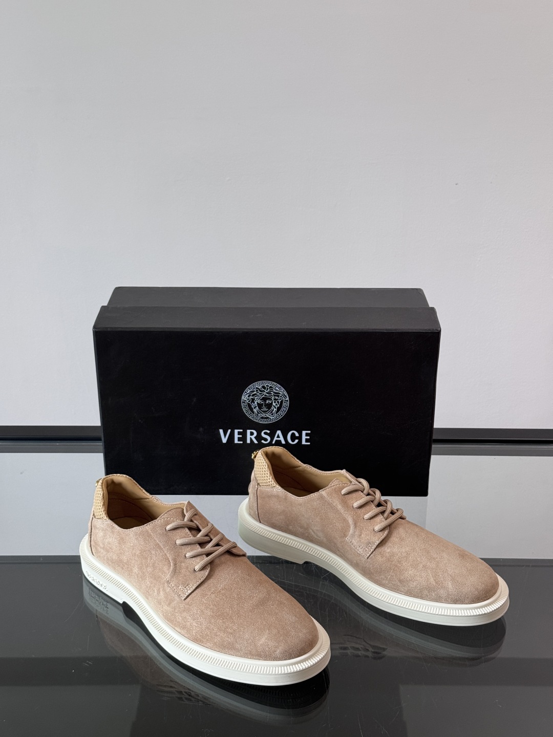 VERSACE范思哲2025新款时尚休闲运动男鞋👞！进口麂皮革的材质不仅触感柔软，还散发着低调的魅力。内
