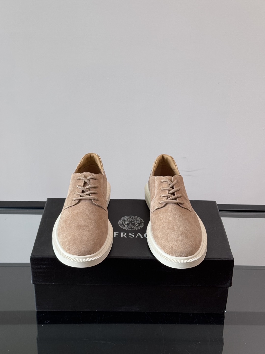 VERSACE范思哲2025新款时尚休闲运动男鞋👞！进口麂皮革的材质不仅触感柔软，还散发着低调的魅力。内