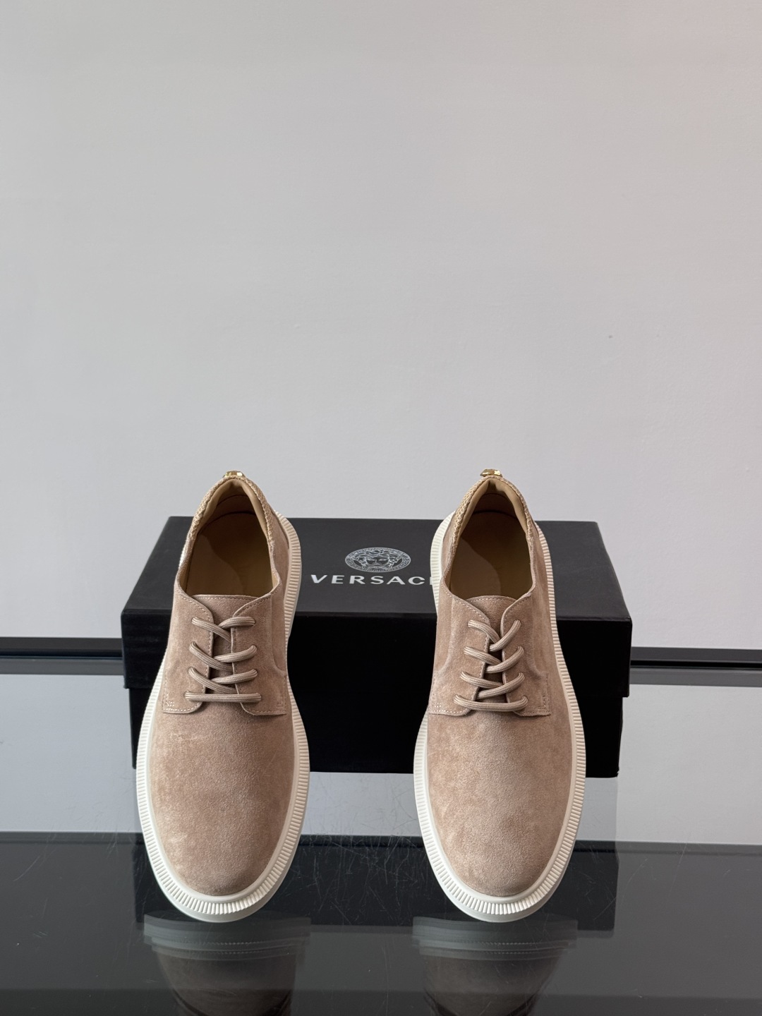 VERSACE范思哲2025新款时尚休闲运动男鞋👞！进口麂皮革的材质不仅触感柔软，还散发着低调的魅力。内