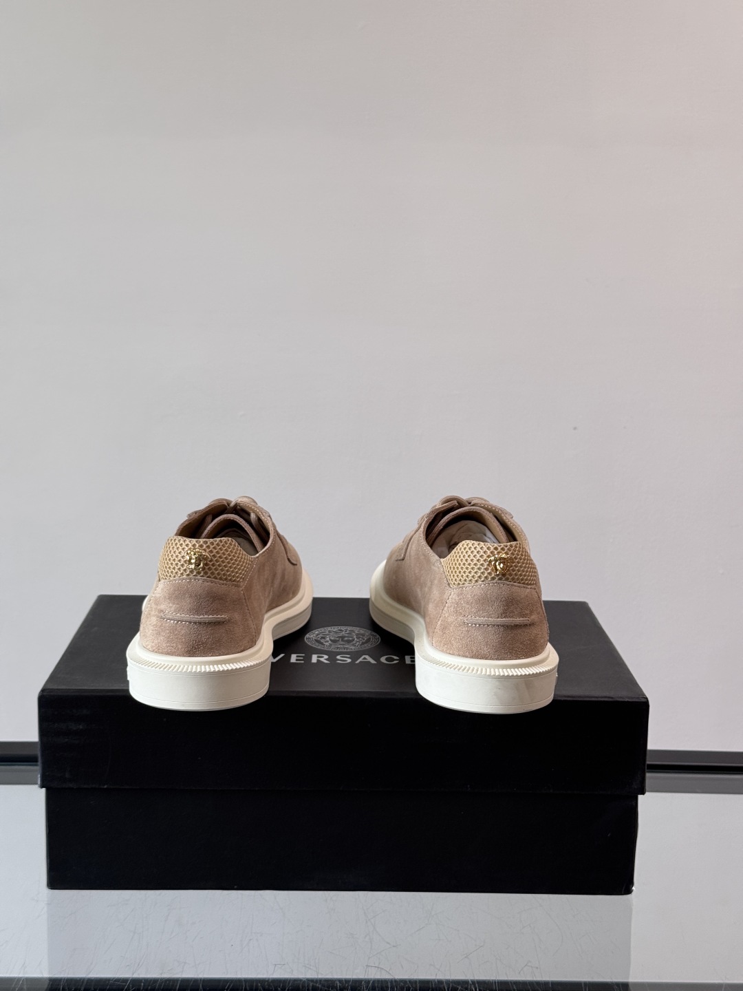 VERSACE范思哲2025新款时尚休闲运动男鞋👞！进口麂皮革的材质不仅触感柔软，还散发着低调的魅力。内