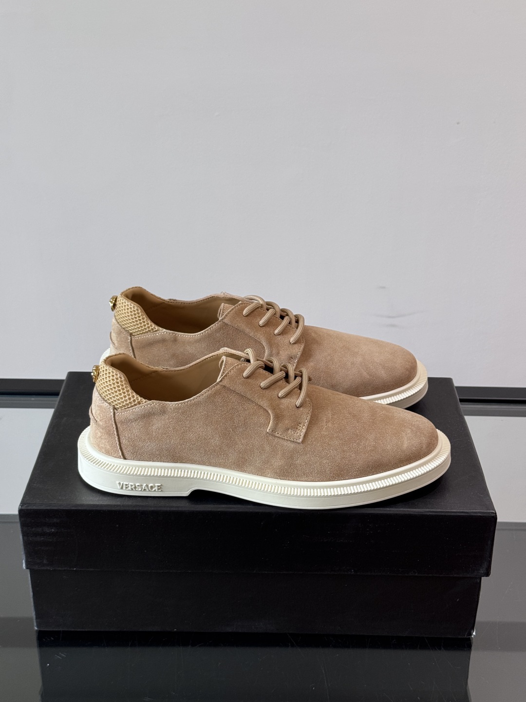 VERSACE范思哲2025新款时尚休闲运动男鞋👞！进口麂皮革的材质不仅触感柔软，还散发着低调的魅力。内