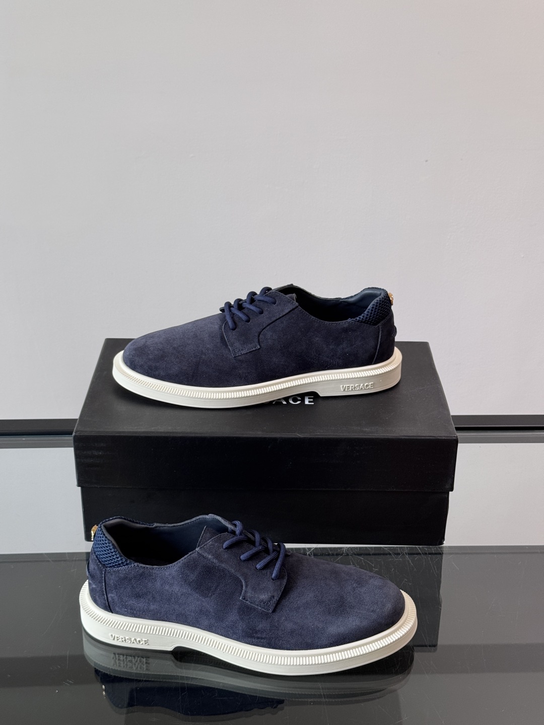 VERSACE范思哲2025新款时尚休闲运动男鞋👞！进口麂皮革的材质不仅触感柔软，还散发着低调的魅力。内