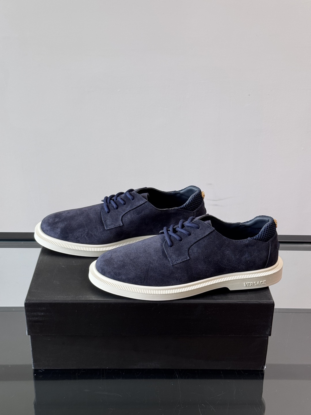 VERSACE范思哲2025新款时尚休闲运动男鞋👞！进口麂皮革的材质不仅触感柔软，还散发着低调的魅力。内