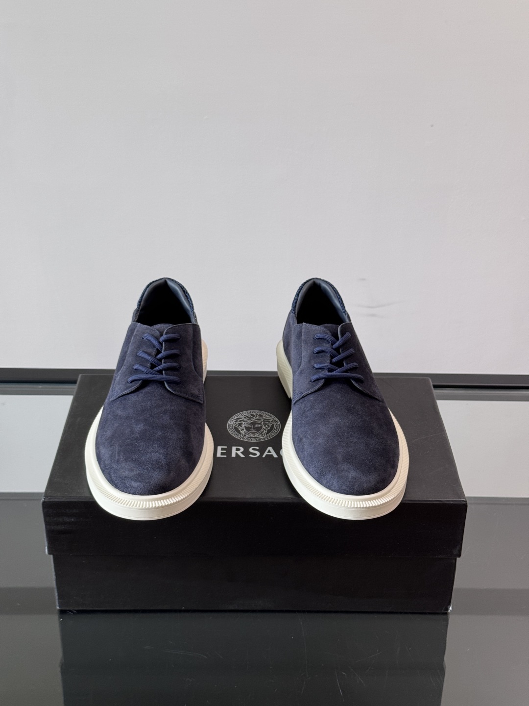 VERSACE范思哲2025新款时尚休闲运动男鞋👞！进口麂皮革的材质不仅触感柔软，还散发着低调的魅力。内