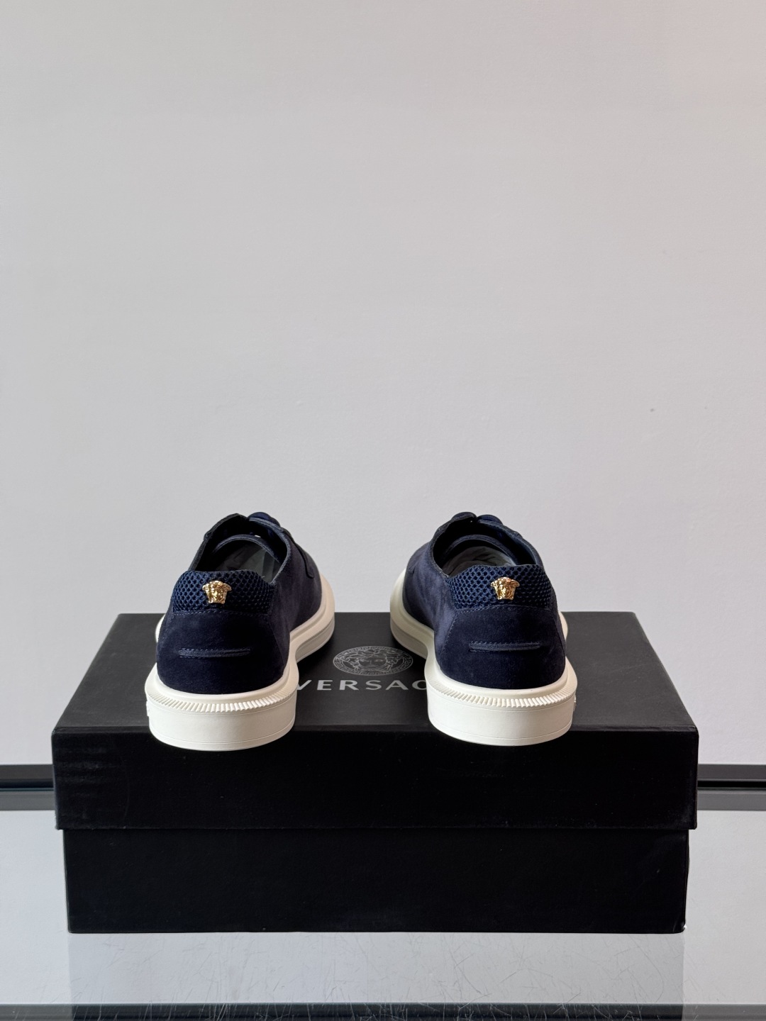VERSACE范思哲2025新款时尚休闲运动男鞋👞！进口麂皮革的材质不仅触感柔软，还散发着低调的魅力。内