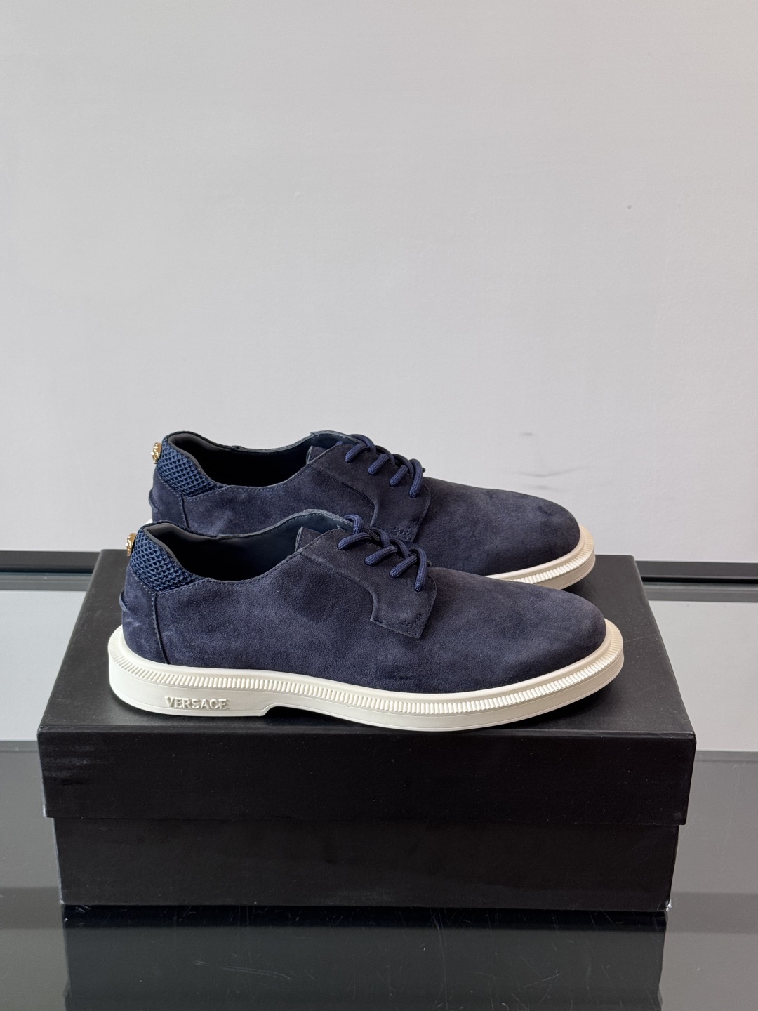 VERSACE范思哲2025新款时尚休闲运动男鞋👞！进口麂皮革的材质不仅触感柔软，还散发着低调的魅力。内