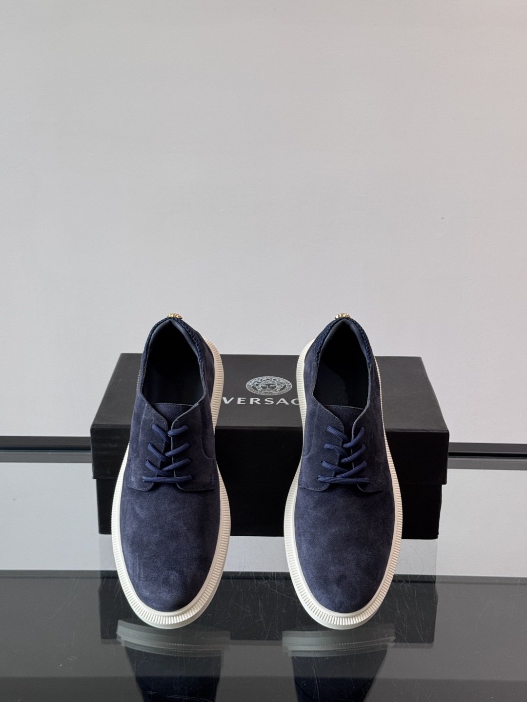 VERSACE范思哲2025新款时尚休闲运动男鞋👞！进口麂皮革的材质不仅触感柔软，还散发着低调的魅力。内