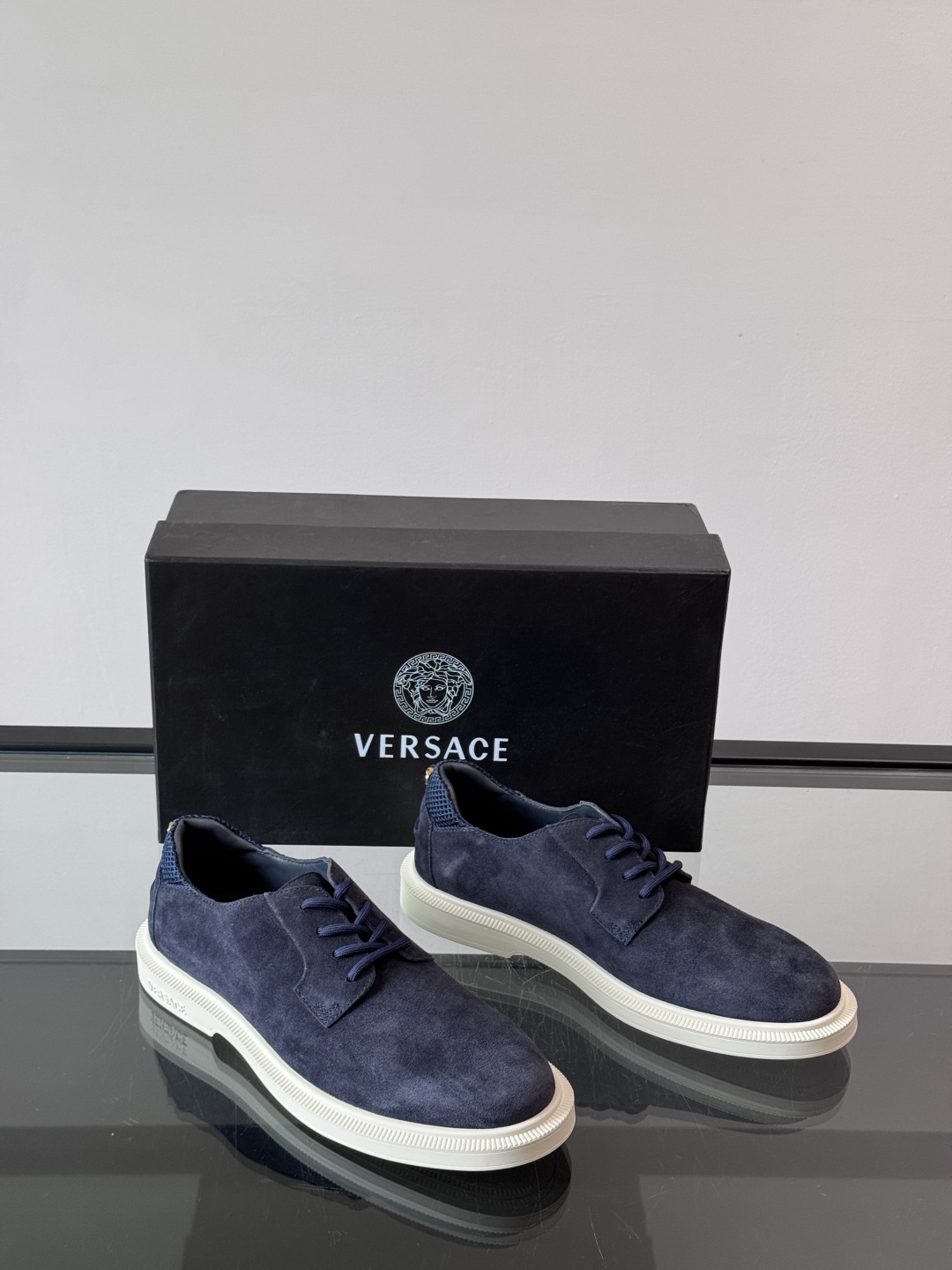 VERSACE范思哲2025新款时尚休闲运动男鞋👞！进口麂皮革的材质不仅触感柔软，还散发着低调的魅力。内