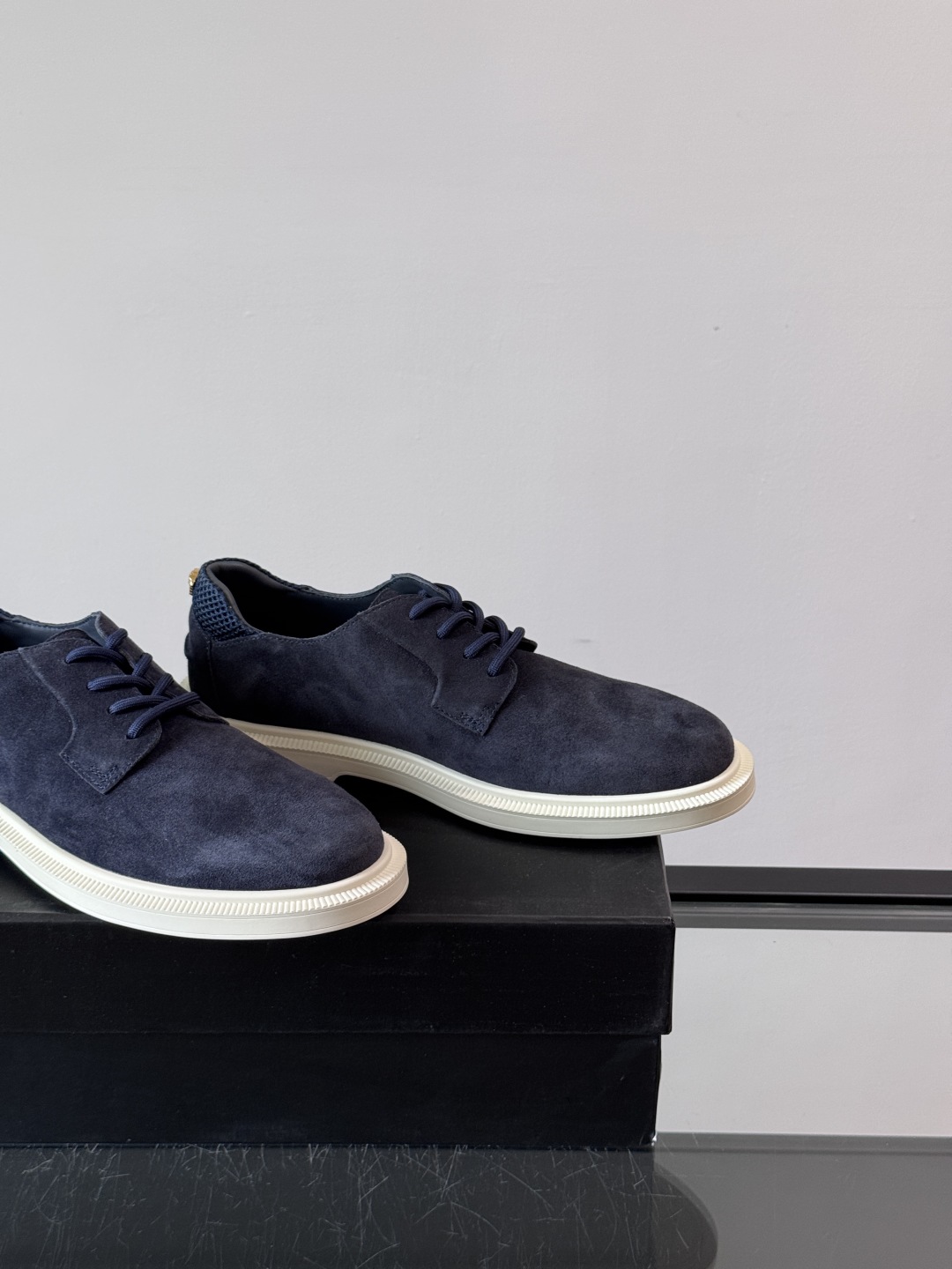 VERSACE范思哲2025新款时尚休闲运动男鞋👞！进口麂皮革的材质不仅触感柔软，还散发着低调的魅力。内