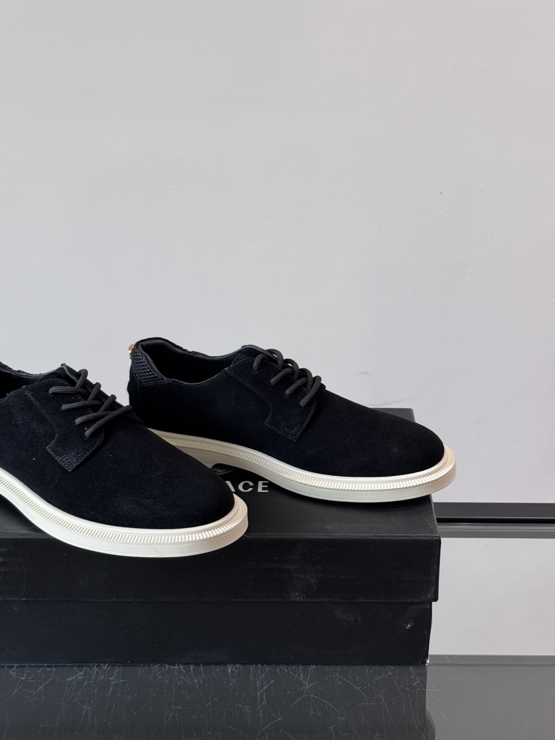 VERSACE范思哲2025新款时尚休闲运动男鞋👞！进口麂皮革的材质不仅触感柔软，还散发着低调的魅力。内