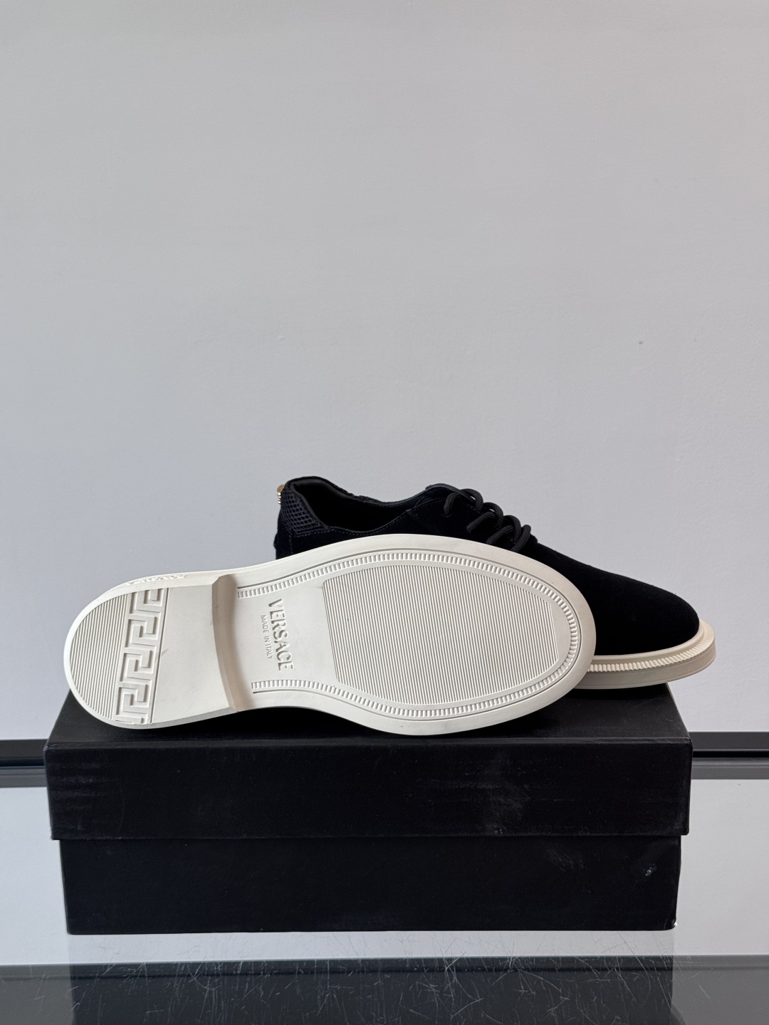VERSACE范思哲2025新款时尚休闲运动男鞋👞！进口麂皮革的材质不仅触感柔软，还散发着低调的魅力。内
