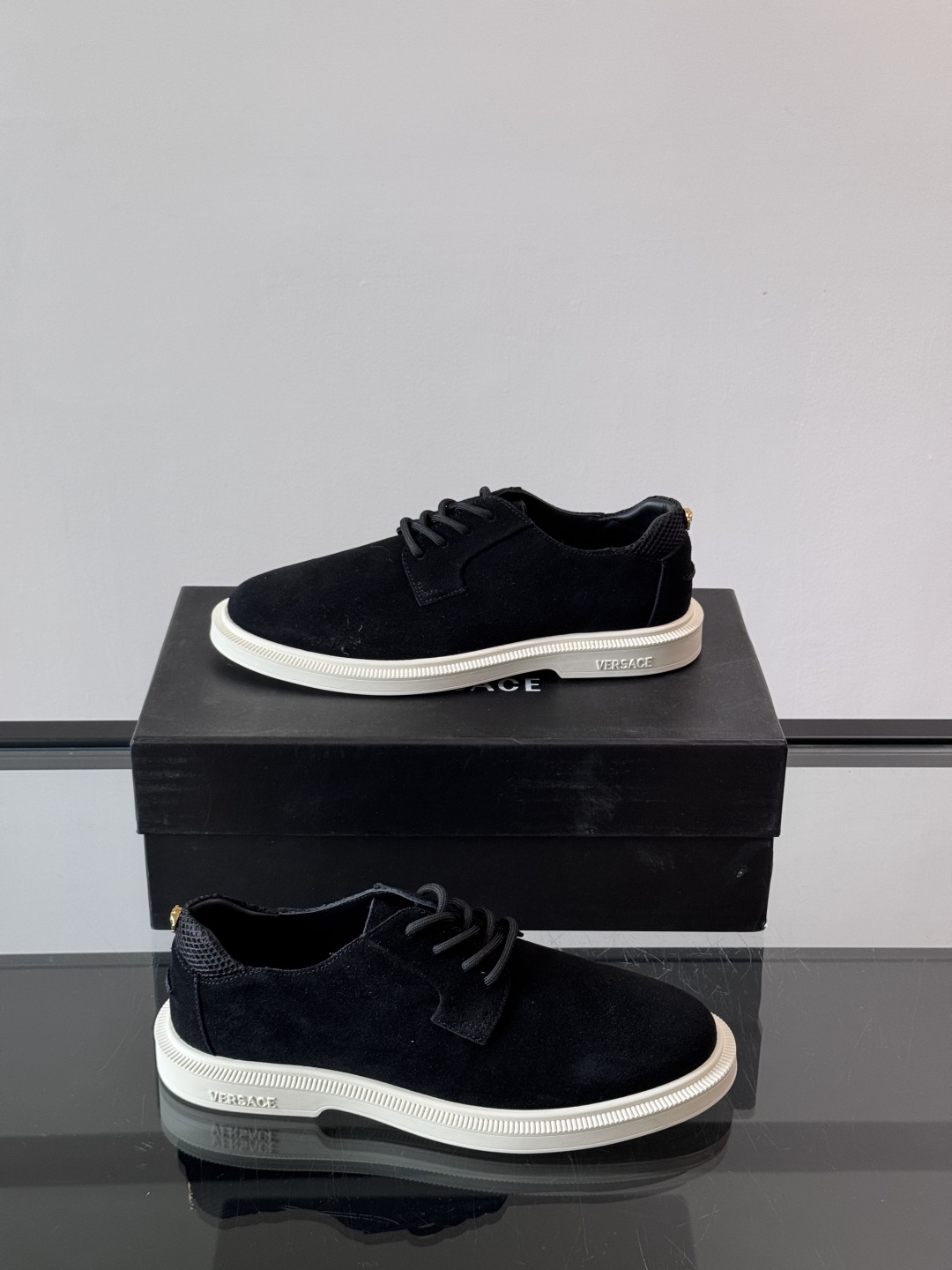VERSACE范思哲2025新款时尚休闲运动男鞋👞！进口麂皮革的材质不仅触感柔软，还散发着低调的魅力。内