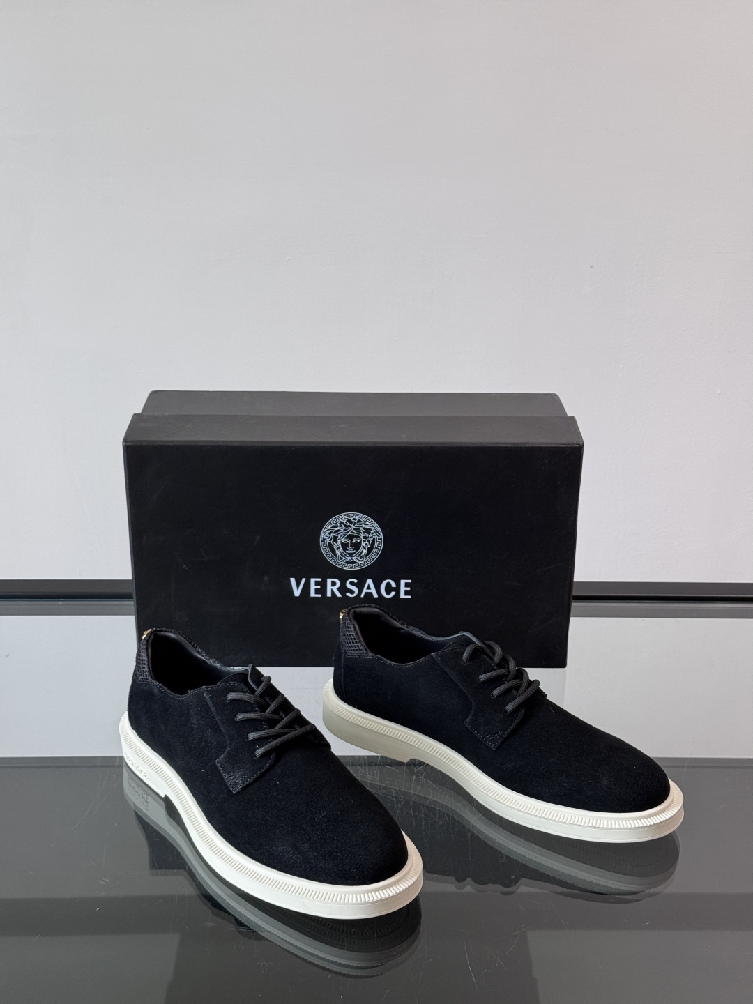 VERSACE范思哲2025新款时尚休闲运动男鞋👞！进口麂皮革的材质不仅触感柔软，还散发着低调的魅力。内