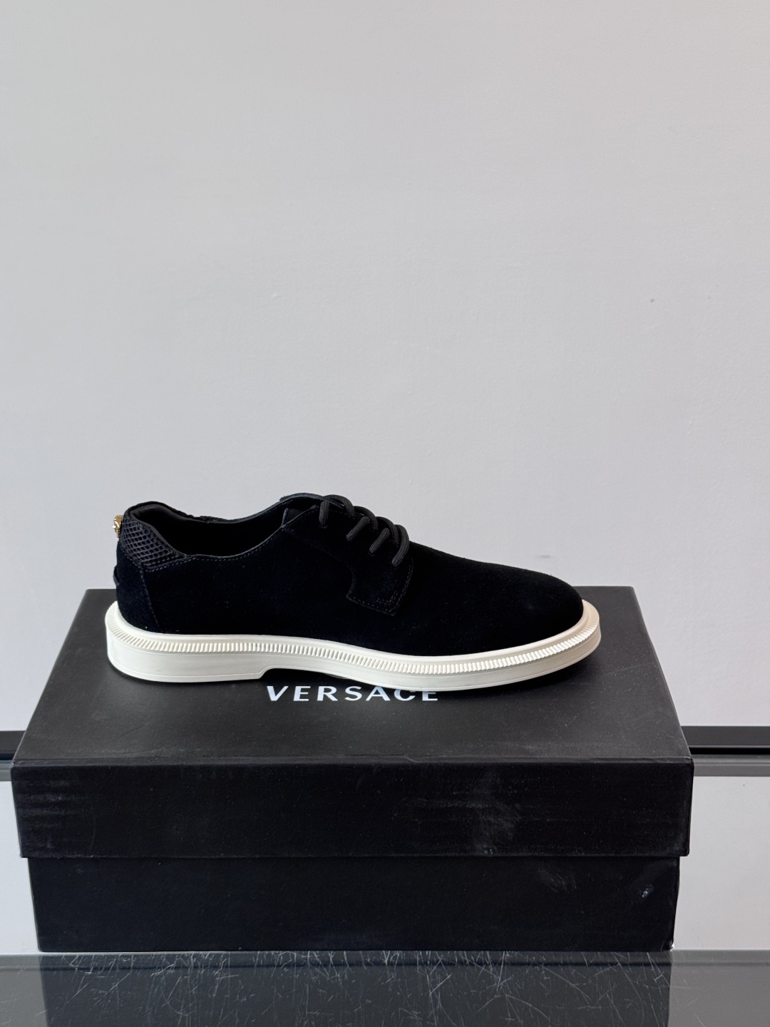 VERSACE范思哲2025新款时尚休闲运动男鞋👞！进口麂皮革的材质不仅触感柔软，还散发着低调的魅力。内