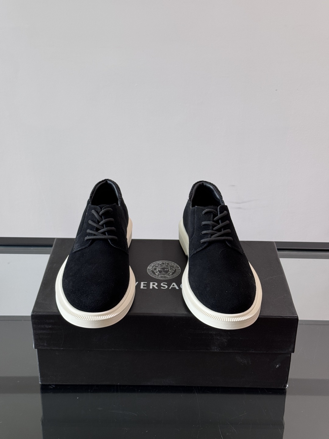 VERSACE范思哲2025新款时尚休闲运动男鞋👞！进口麂皮革的材质不仅触感柔软，还散发着低调的魅力。内