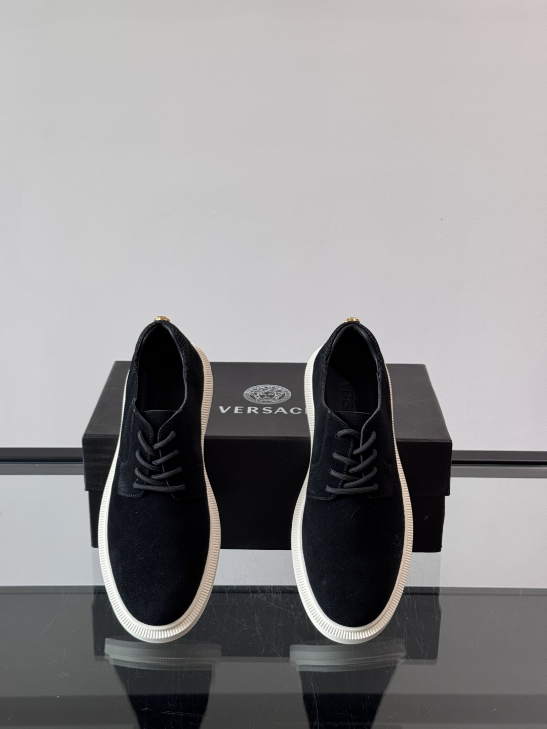 VERSACE范思哲2025新款时尚休闲运动男鞋👞！进口麂皮革的材质不仅触感柔软，还散发着低调的魅力。内